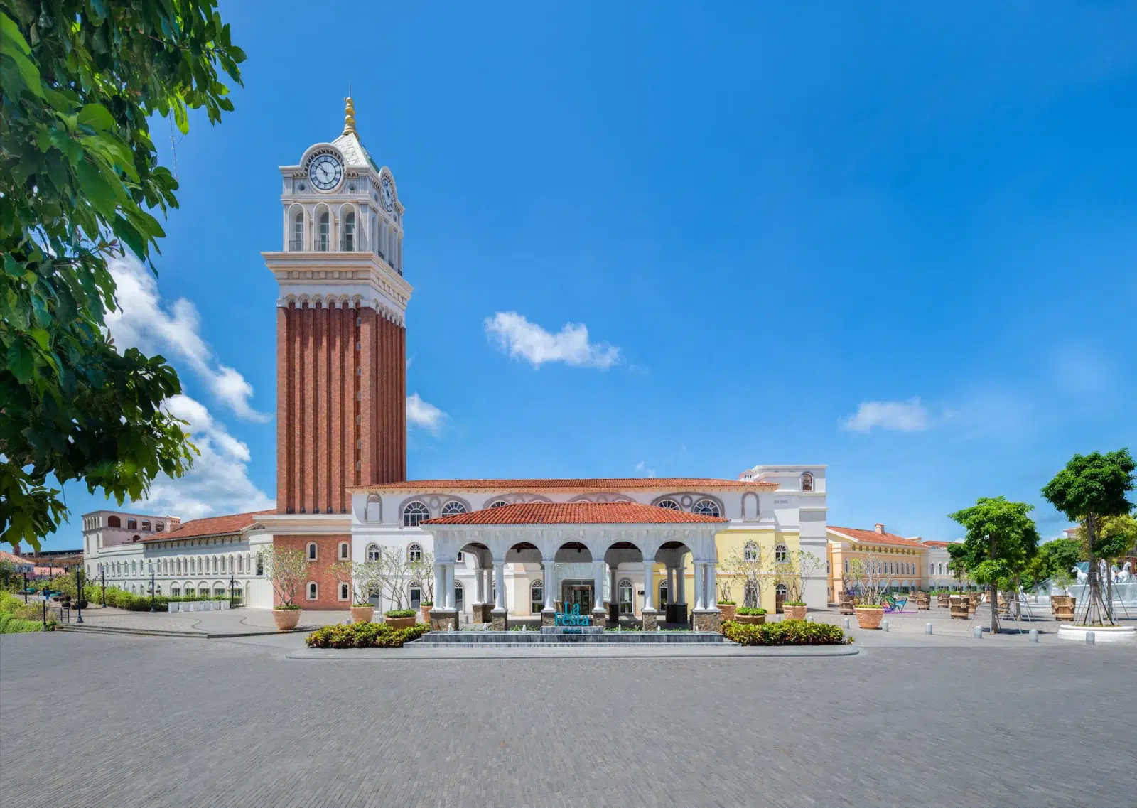 Lối vào La Festa Phu Quoc dưới mái vòm, bên cạnh Tháp Đồng Hồ và khoảng sân lát đá Hillside trong hệ sinh thái Sun Group tại Nam Phú Quốc