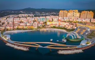 Ảnh toàn cảnh Hillside và Sunset Town với tháp căn hộ phía sau khu phố và Cầu Hôn bên bờ biển