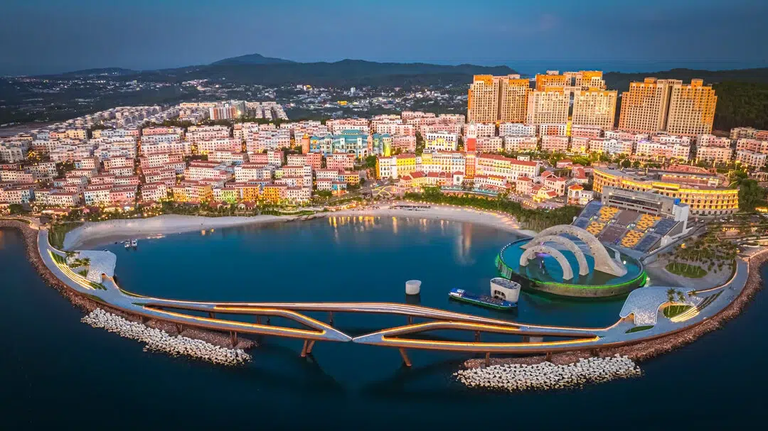 Ảnh toàn cảnh Hillside và Sunset Town với tháp căn hộ phía sau khu phố và Cầu Hôn bên bờ biển Kiến trúc Taormina Hillside: từ phố đến tháp căn hộ