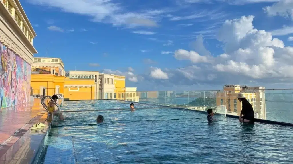 Hồ bơi ngoài trời trong ảnh giới thiệu H3 Hillside Residence