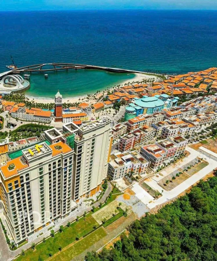 Tòa căn hộ Hillside và khu vực nhà phố nhìn về phía biển