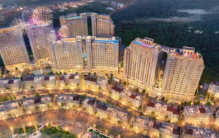 Phối cảnh các tháp căn hộ Hillside sáng đèn phía sau những tuyến phố thấp tầng