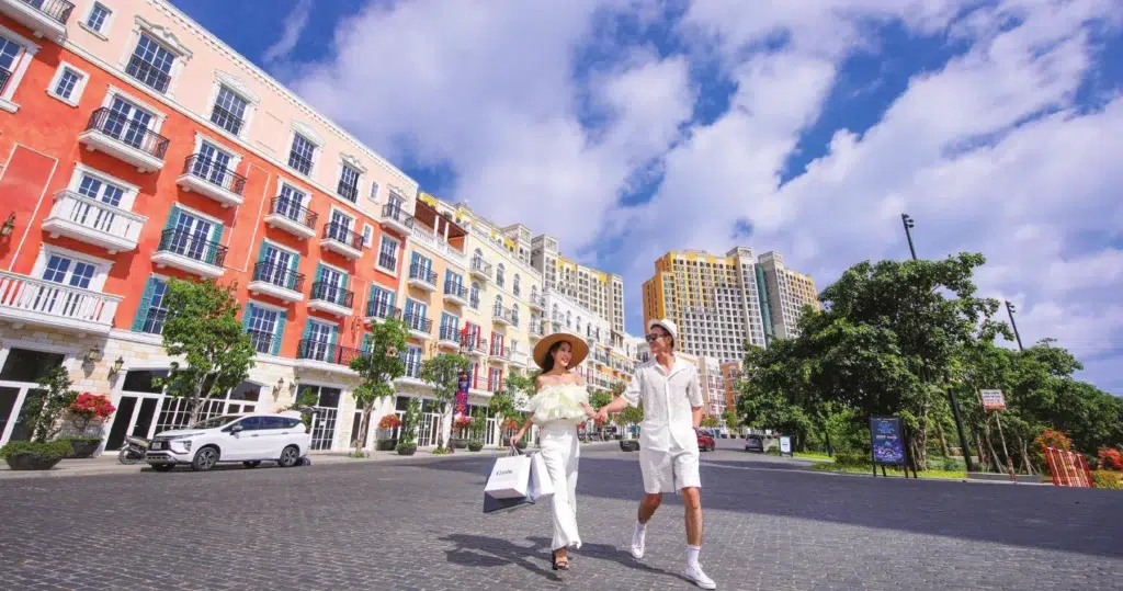 Tuyến phố với dãy nhà nhiều màu và các tháp Hillside phía sau trong tư liệu dự án