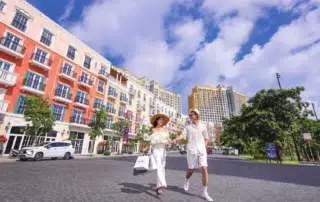 Tuyến phố với dãy nhà nhiều màu và các tháp Hillside phía sau trong tư liệu dự án