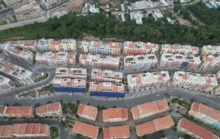 Các dãy nhà phố The Center và đường nối trên sườn đồi, ảnh ngày 19/04/2022
