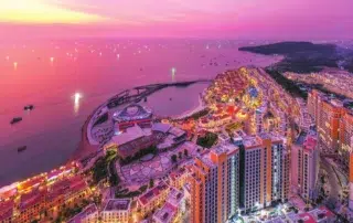 Ảnh toàn cảnh năm 2023 với tháp Hillside, dãy phố, Cầu Hôn và sân khấu bên bờ biển lúc chiều